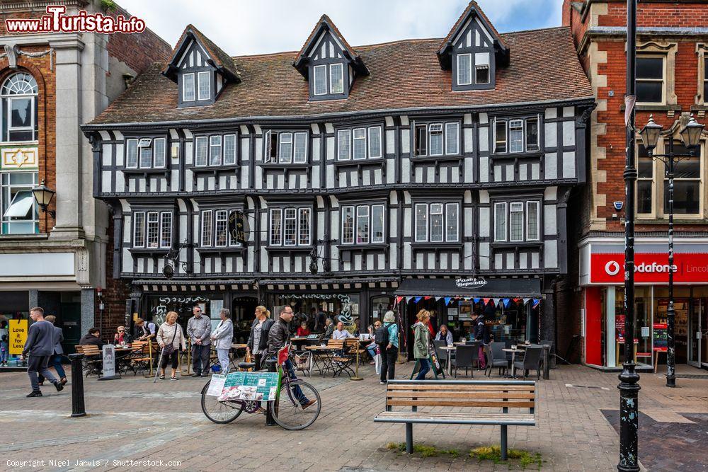 Immagine Un'antica casa a graticcio trasformata in coffee shop in High Street a Lincoln, Inghilterra - © Nigel Jarvis / Shutterstock.com