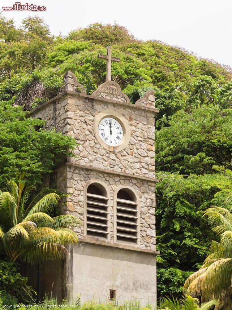 Immagine Un'antica chiesa cattolica sull'isola di Mahé nei pressi di Victoria (Seychelles) - © andreevarf / Shutterstock.com