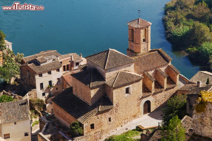 Immagine Un'antica chiesa del borgo di Miravet in Spagna. Le acque sottostanti appartengono al fiume Ebro, il più importante a gettarsi nel mar Mediterraneoi