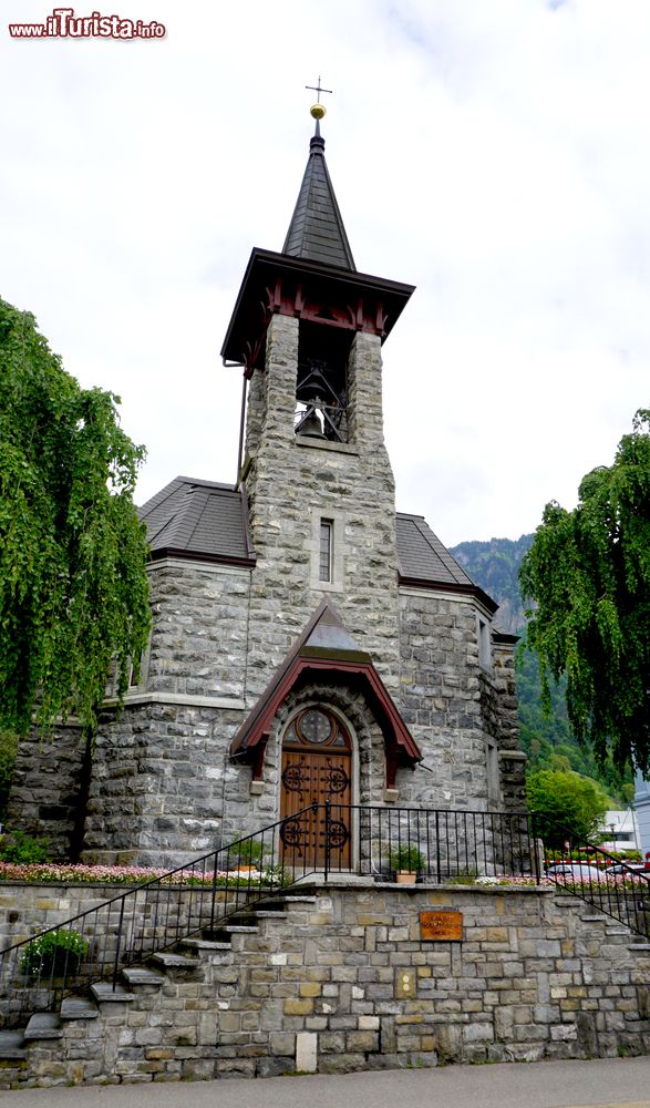 Immagine Un'antica chiesa in pietra con campanile a Vitznau, Svizzera.