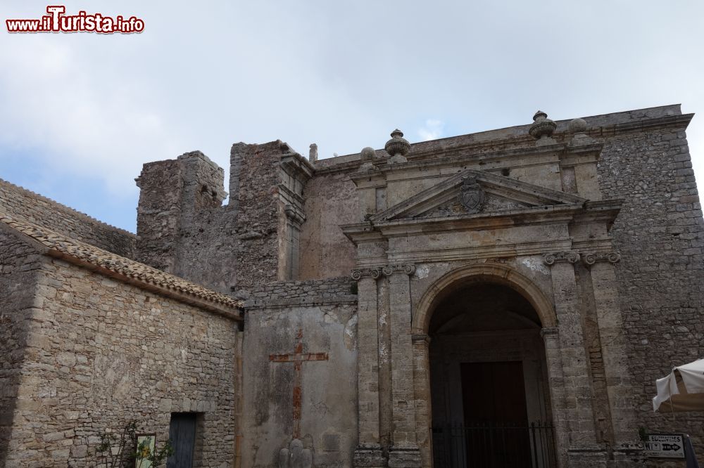 Immagine Un'antica chiesa in pietra nel borgo storico di Erice, Trapani (Sicilia).