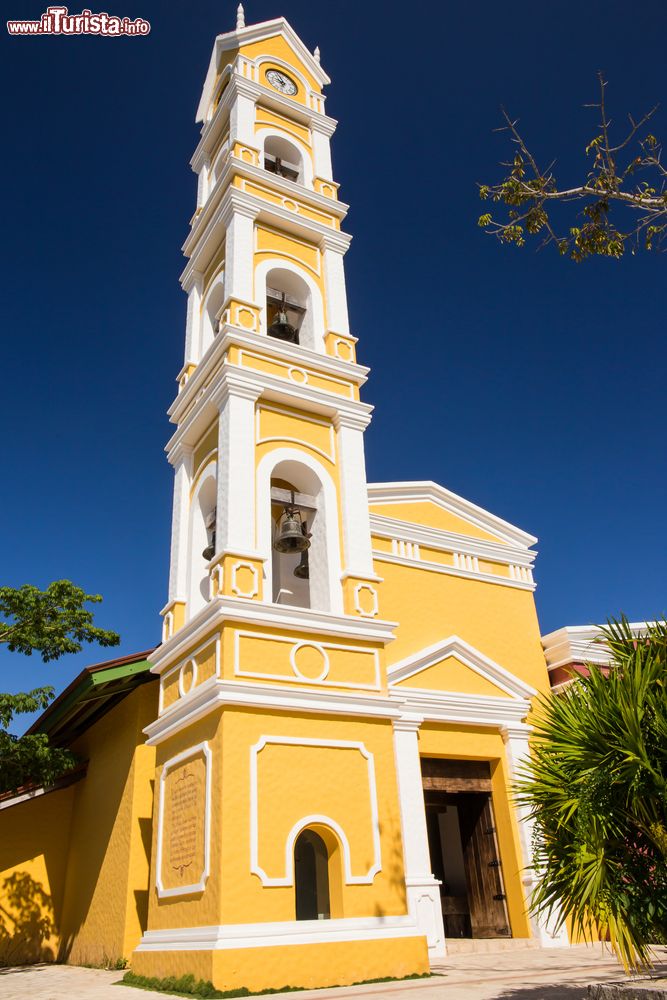 Immagine Un'antica chiesa spagnola con campanile nei pressi di Playa del Carmen, Messico.