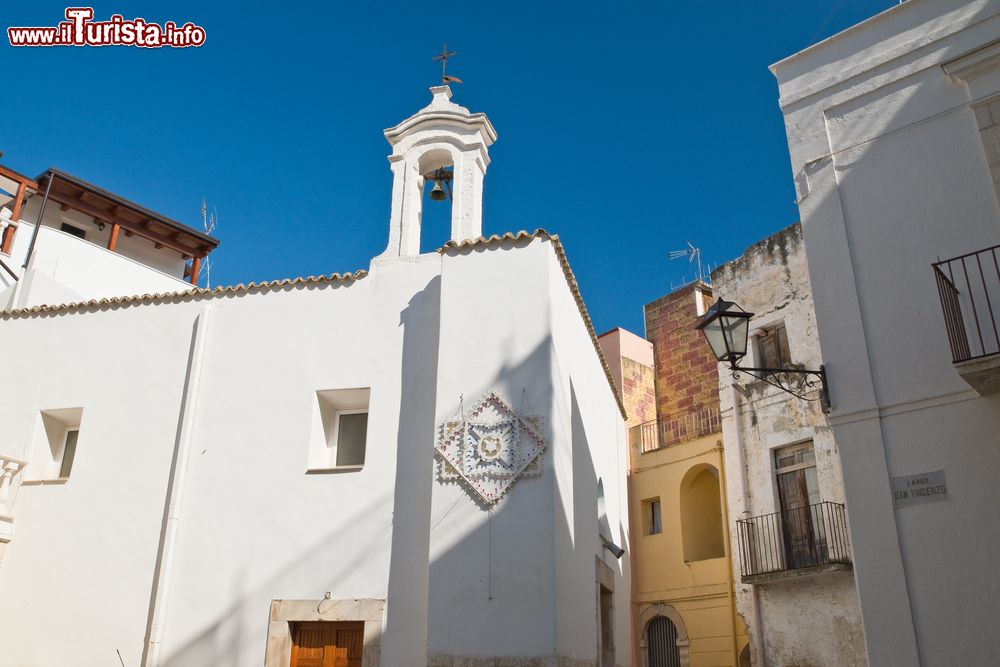 Immagine Un'antica chiesetta in calce bianca nel centro storico di Rutigliano, Puglia.