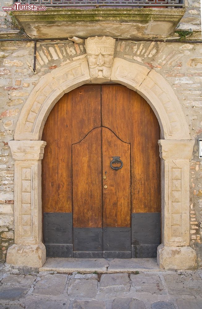 Immagine Un'antica porta in legno nel centro storico di Guardia Perticara, Basilicata.