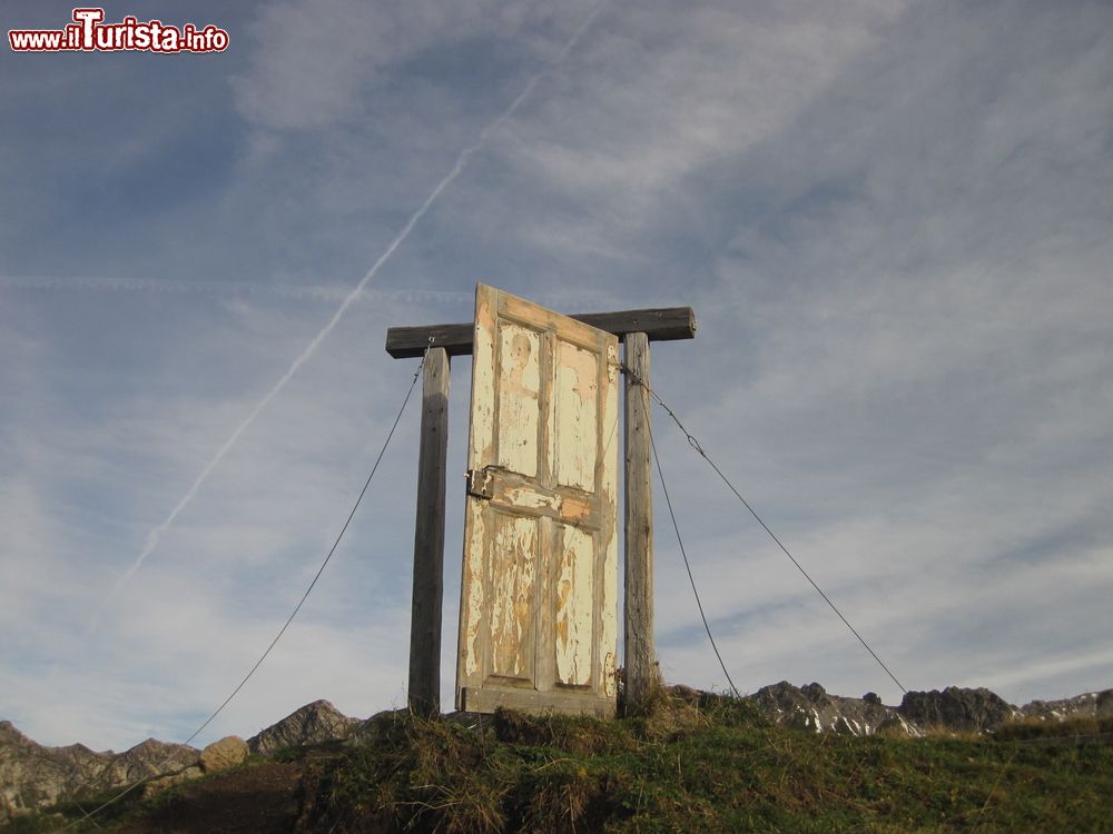 Immagine Un'antica porta in legno sulle montagne di Oberstdorf, Algovia, Germania.