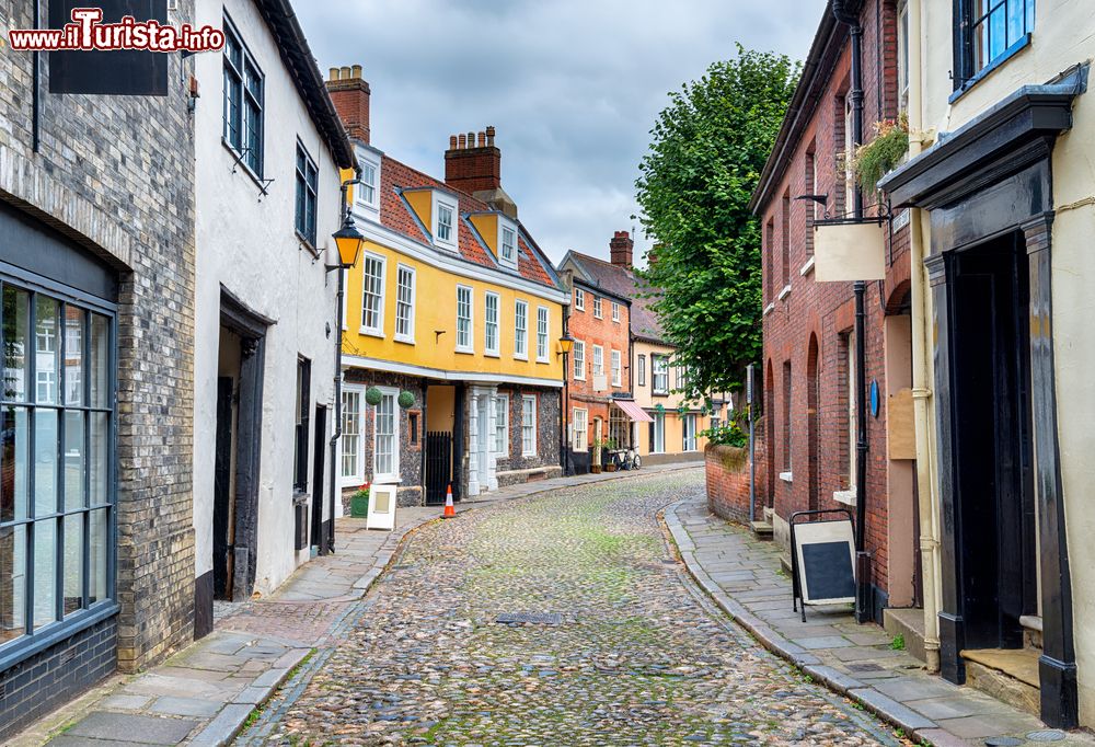 Immagine Un'antica strada con pavimentazione a ciottoli a Elm Hill, Norwich, Inghilterra.