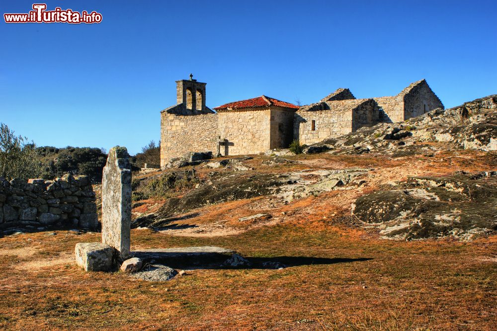 Immagine Un'antica tomba in pietra a Castelo Mendo, Portogallo, in una giornata di sole.