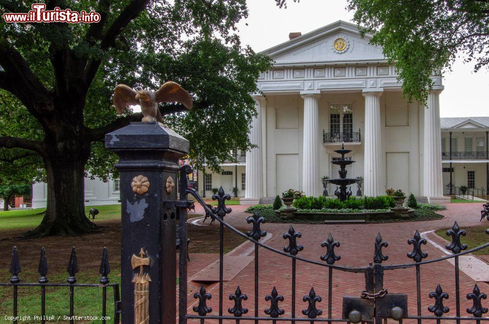 Immagine Un'aquila decora la recinzione in ferro della vecchia Statehouse di Little Rock (Arkansas): qui si svolse il dibattimento durante la guerra civile - © PhilipR / Shutterstock.com