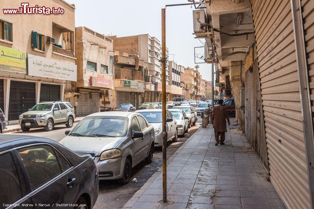 Immagine Un'area di baraccopoli nei pressi di Chop-Chop Square (Deera Square) nel centro di Riyadh, Arabia Saudita - © Andrew V Marcus / Shutterstock.com