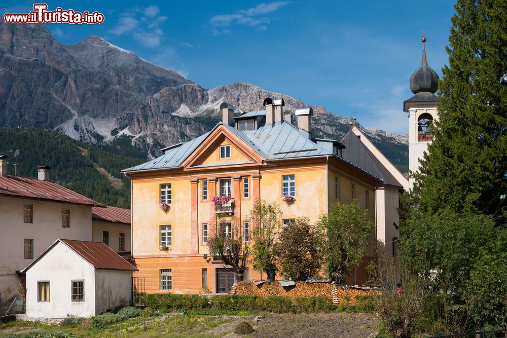 Immagine Un'elegante casa con la legnaia a Cortina d'Ampezzo nelle Dolomiti, Veneto.