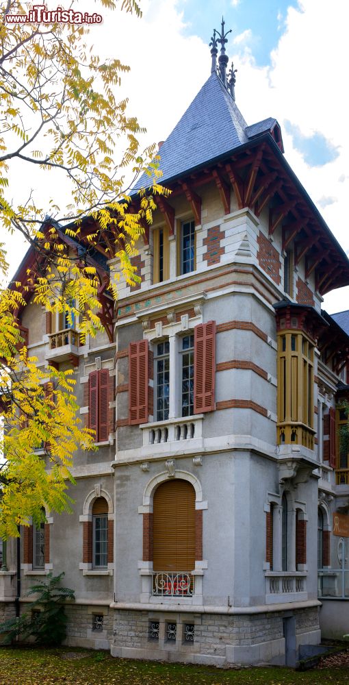 Immagine Un'elegante casa di Beaune con il tetto a spiovente, Borgogna, Francia.