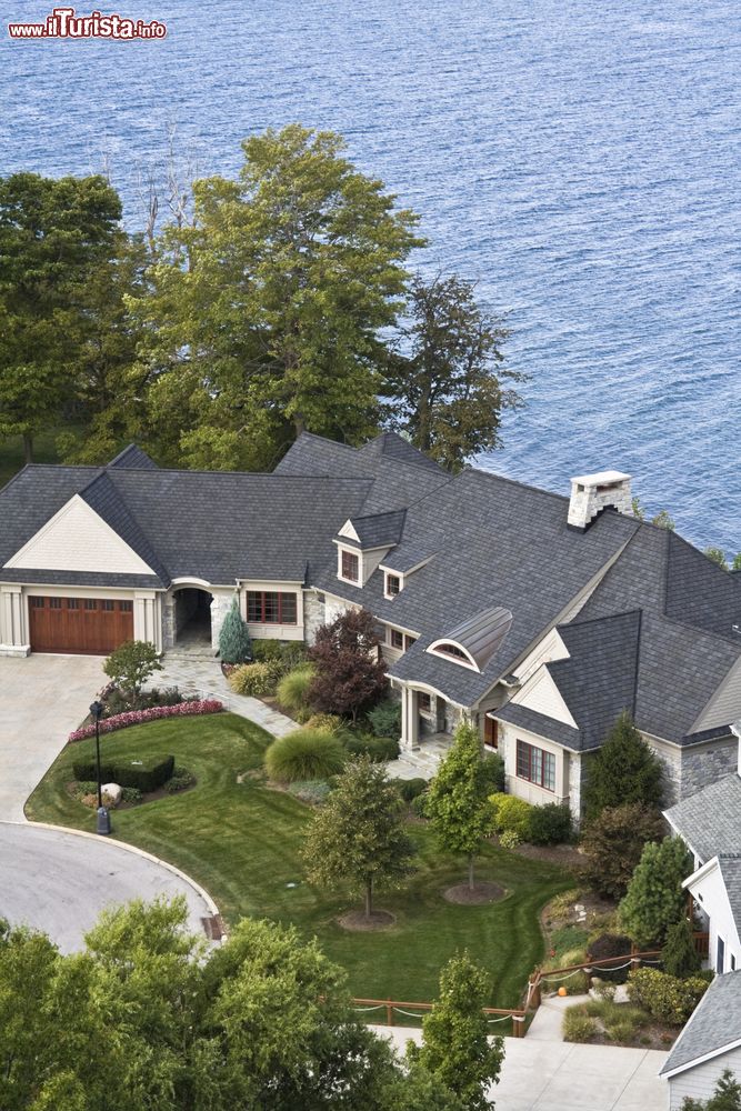 Immagine Un'elegante dimora sul lungolago di Cleveland, Ohio, USA. Il lago Eire è il tredicesimo lago più grande al mondo per superficie.