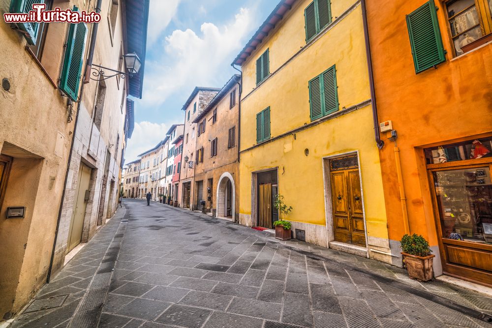 Immagine Un'elegante strada del centro di Buonconvento, Toscana: qui si affacciano palazzi dalla facciate colorate.
