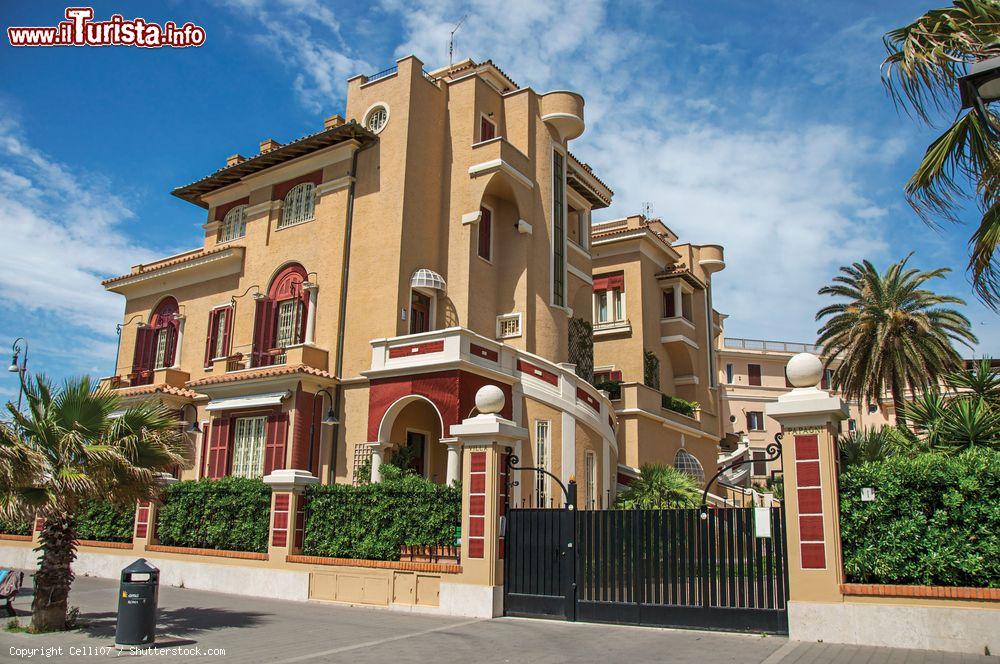 Immagine Un'elegante villa in Piazza Anco Marzio a Ostia, provincia di Roma (Lazio) - © Celli07 / Shutterstock.com