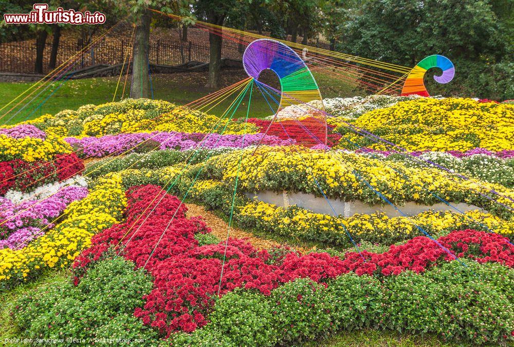 Immagine Un'esposizione di fiori a Kiev, Ucraina. Per realizzare "Autumn Melody" vengono utilizzati 15 mila crisantemi  e 100 mila metri di corda multi colore - © Sarycheva Olesia / Shutterstock.com