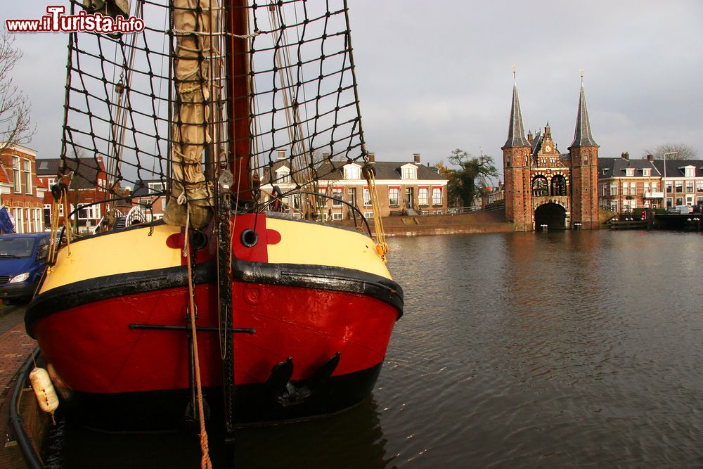 Immagine Un'imbarcazione storica ormeggiata al molo vicino all'ingresso di Sneek, città fortificata in Frisia (Olanda).
