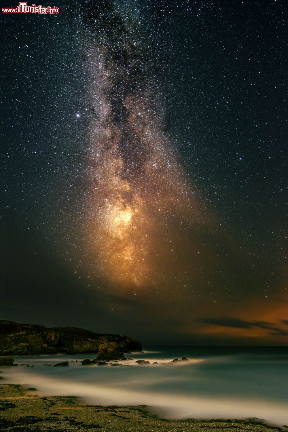 Immagine Un'immagine della Via Lattea visibile sulla costa di Anglesey, Galles, UK. Attraverso un varco fra le nuvole si può ammirare parte di questa galassia nonostante una notte di tempesta. Siamo sopra Port Y Post nel nord del paese.