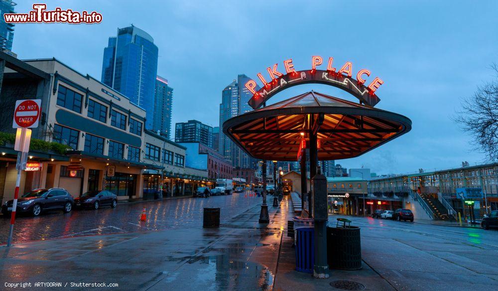 Immagine Un'insegna del Pike Place Market di Seattle, stato di Washington (USA) - © ARTYOORAN / Shutterstock.com