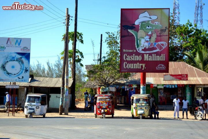 Immagine Un'insegna pubblicitaria del casinò di Malindi lungo la strada che conduce da Mombasa a Malindi, Kenya.