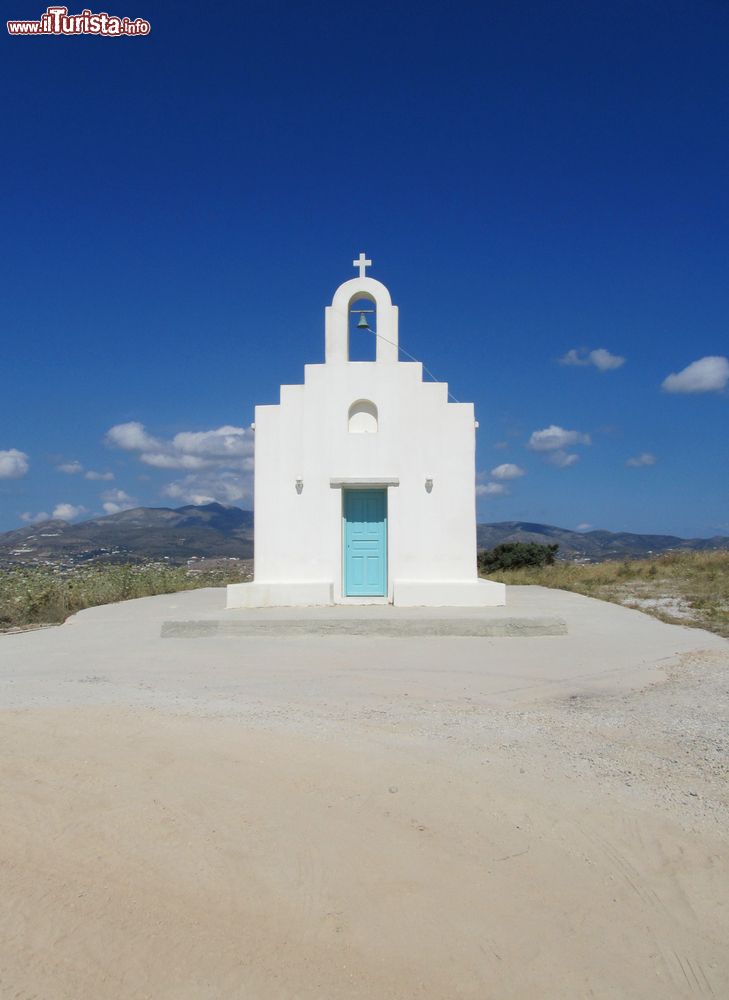 Immagine Un'isolata chiesetta greco-ortodossa sull'isola di Antiparos, Cicladi.