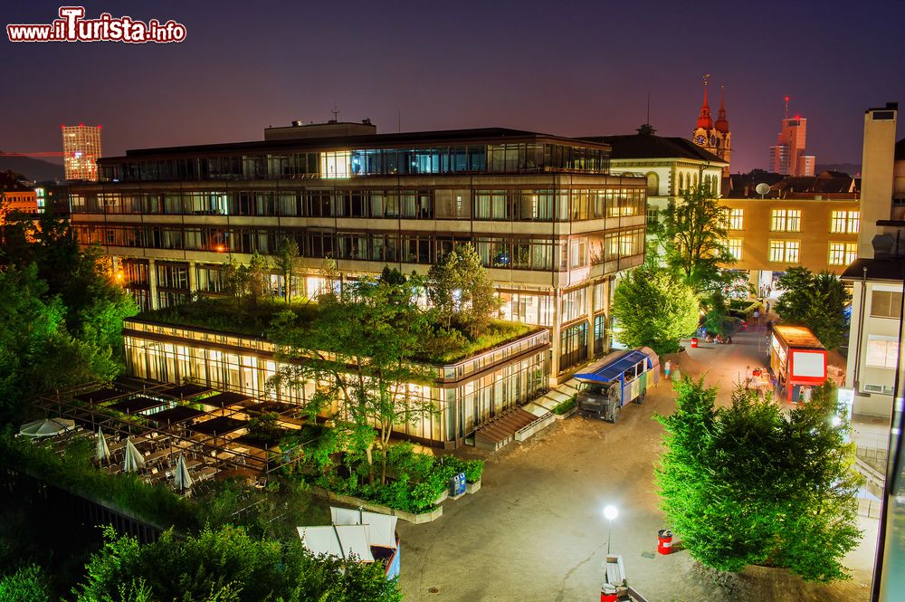 Immagine L'Università delle Scienze Applicate a Winterthur, Svizzera, di notte. Questa cittadina è un importante polo di formazione scolastica del cantone di Zurigo: la Zürcher Hochschule für Angewandte Wissenschaften è la scuola universitaria professionale più grande della Svizzera. Cinque dei suoi otto titoli hanno sede proprio a Winterthur.