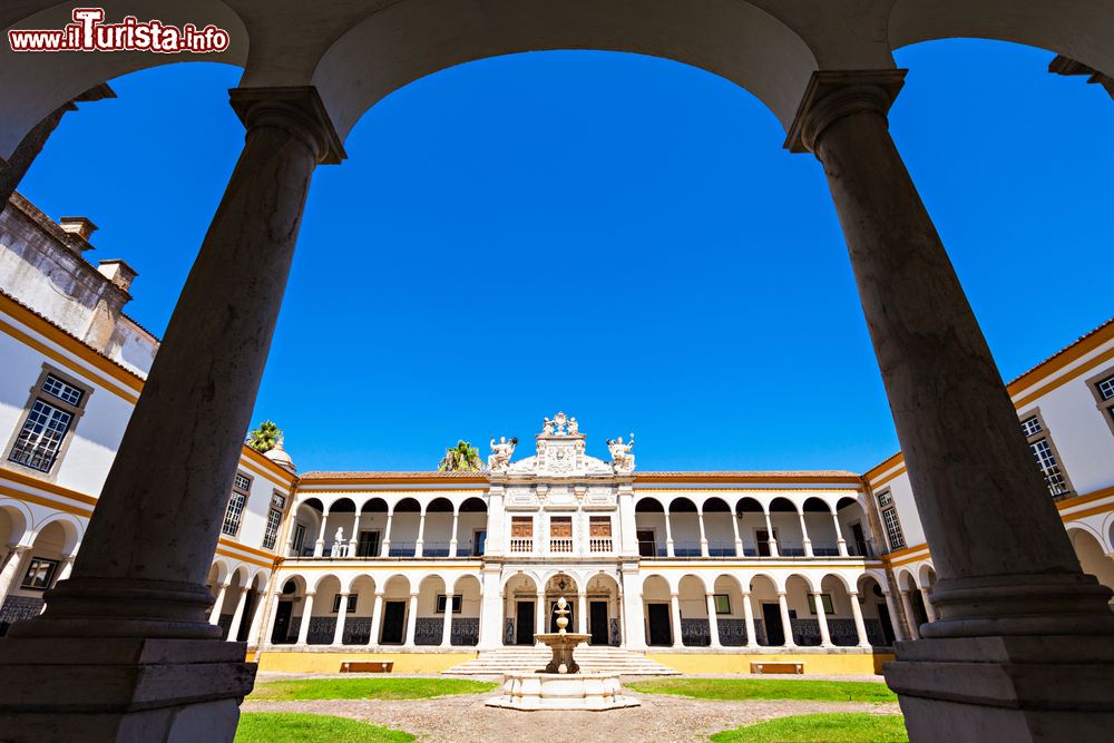 Immagine L'università di Evora, la seconda più antica del Portogallo dopo Coimbra. Venne fondata nel XVI° secolo dal futuro re del Portogallo Enrico I° come Collegio dello Spirito Santo. I titoli di studio vengono assegnati nella cappella barocca del XVIII° secolo.