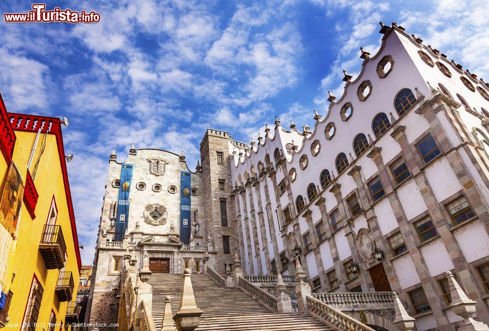 Immagine Università di Guanajuato, Messico: l'ingresso con l'imponente scalinata - © Bill Perry / Shutterstock.com