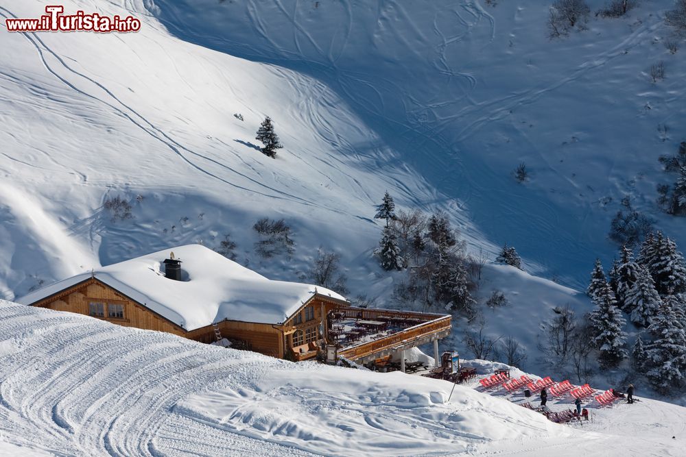 Immagine Uno chalet ristorante sulle piste di La Plagne in inverno (Francia).
