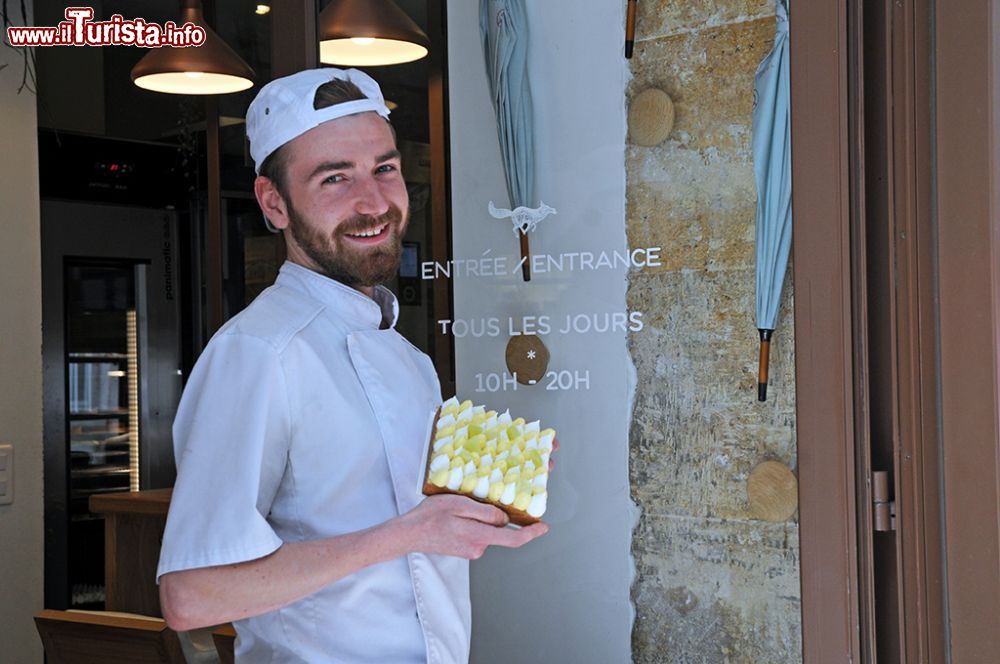 Immagine Uno chef patissier della boutique di Yann Couvreur a Parigi, Francia. Siamo al 23B di Rue des Rosiers nel III° arrondissement: fra i dolci più apprezzati c'è la millefoglie con vaniglia del Madagascar - © Sonja Vietto Ramus