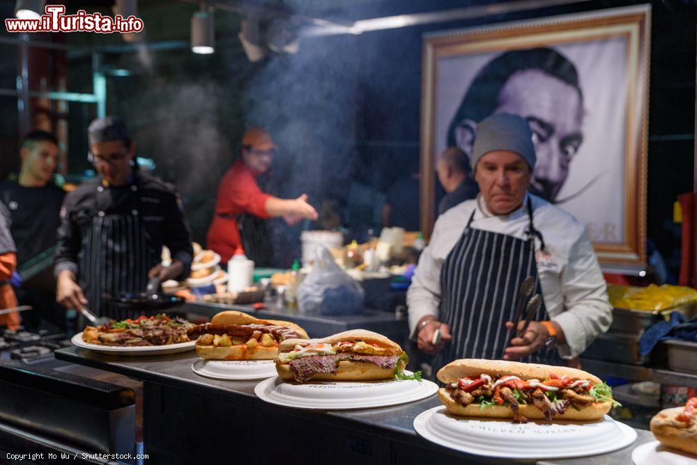 Immagine Uno chief cucina in uno stand al Queen Victoria Winter Night Market di Melbourne, Australia - © Mo Wu / Shutterstock.com