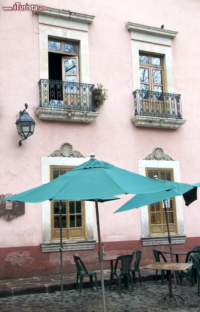 Immagine Uno degli edifici storici di Morelia, Messico. Passeggiando nel centro cittadino si possono ammirare suggestivi scorci paesaggistici e architettonici.