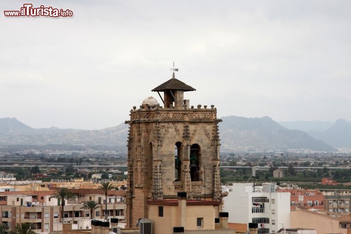 Immagine Uno degli edifici storici di Orihuela, Spagna. Sullo sfondo, il centro abitato di questo comune spagnolo che conta circa 85 mila abitanti