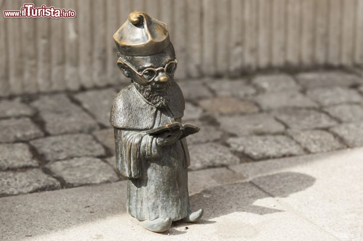 Immagine Uno degli gnomi di Breslavia, Polonia - Sono una delle principali attrazioni della città polacca. Oggi percorrendo le strade di Breslavia si possono incontrare curiose statuine che rappresentano varie professioni (macellaio, professore, prigioniero, guardiano...). Pare ve ne siano all'incirca 200 © Nessa Gnatoush / Shutterstock.com