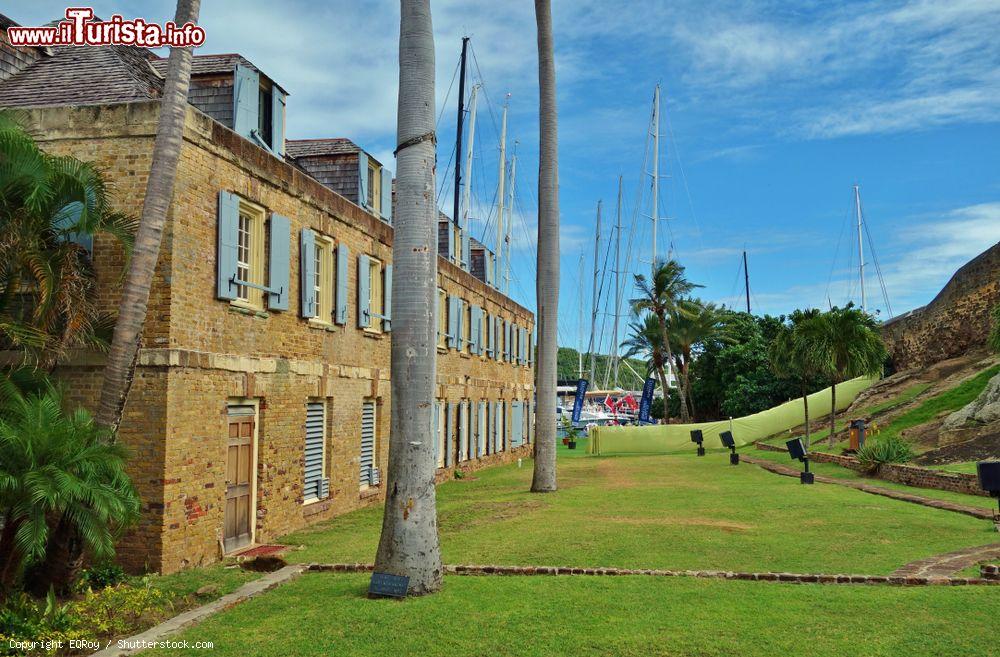 Immagine Uno degli storici edifici del Nelson's Dockyard National Park, stato di Antigua e Barbuda. Dal luglio 2016 il cantiere navale e i fabbricati fanno parte della lista dei Patrimoni dell'Umanità dell'Unesco - © EQRoy / Shutterstock.com