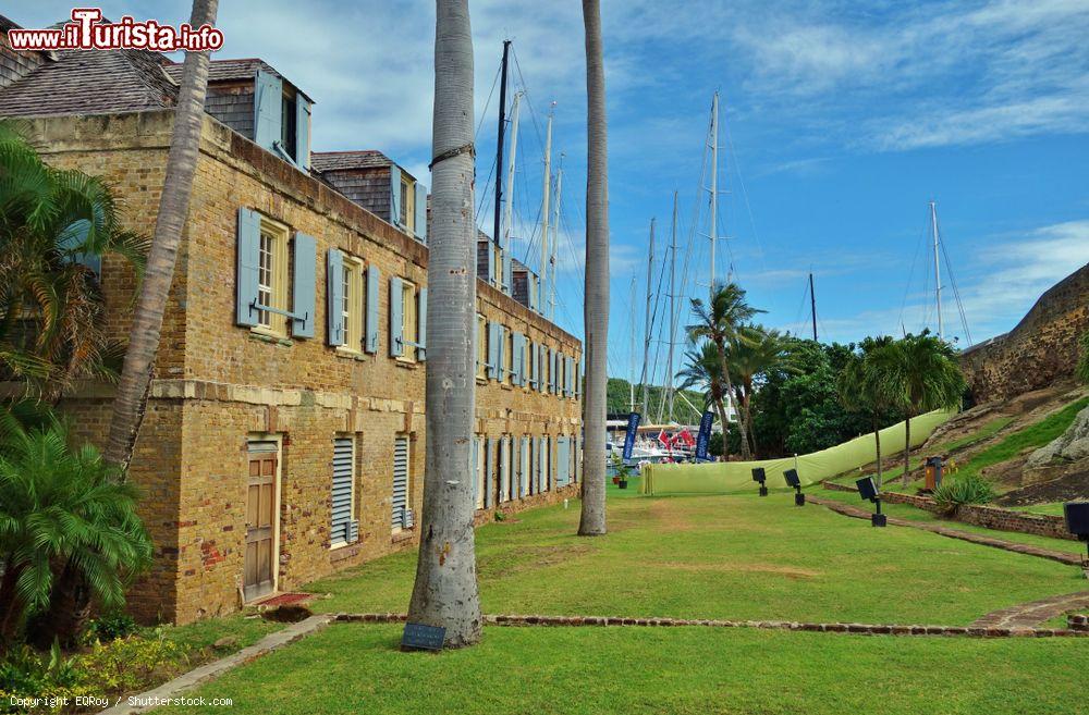 Immagine Uno degli storici edifici del Nelson's Dockyard National Park, stato di Antigua e Barbuda. Dal luglio 2016 il cantiere navale e i fabbricati fanno parte della lista dei Patrimoni dell'Umanità dell'Unesco - © EQRoy / Shutterstock.com