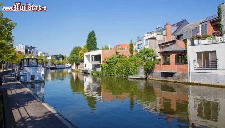 Immagine Uno dei canali che attraversano la cittadina di Mechelen, Belgio, con barche ormeggiate - © 163692632 / Shutterstock.com