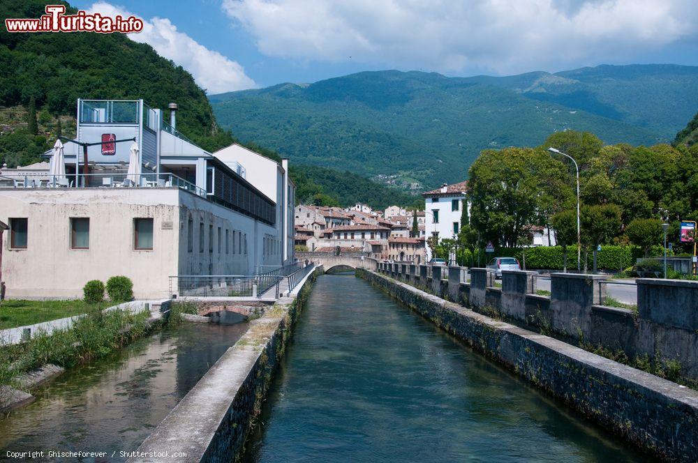 Immagine Uno dei canali d'acqua nella città di Vittorio Veneto (Treviso) - © Ghischeforever / Shutterstock.com