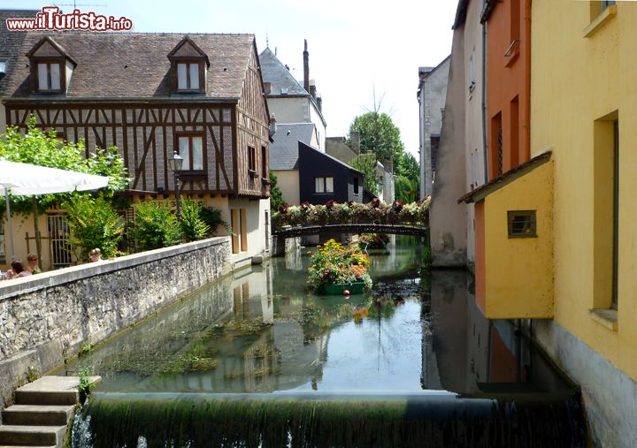 Immagine Uno dei canali di Montargis, regione Centro, Francia. Con il suo circuito di ponti e di canali, questa cittadina è soprannominata la "Venezia del Gatinais".