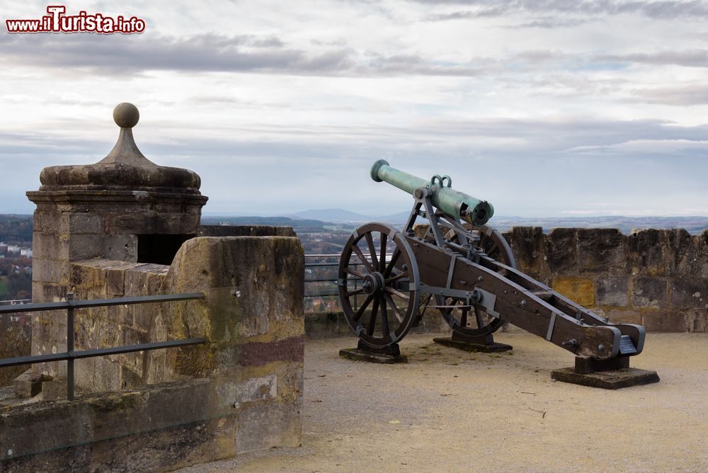 Immagine Uno dei cannoni della fortezza di Coburgo, Germania. Dal 1938 la fortezza cittadina ospita il Museo Nazionale di Coburgo che al suo interno accoglie collezioni di storia e arte fra cui armi, armature, trofei di caccia e opere pittoriche. A proteggere la fortificazione, come nei tempi passati, sono alcuni cannoni ancora alloggiati lungo le mura.