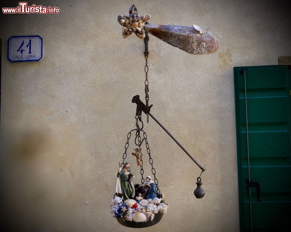 Immagine Uno dei caratteristici presepi di Calle Lunga nel centro storico di Grado in Friuli Venezia GIulia