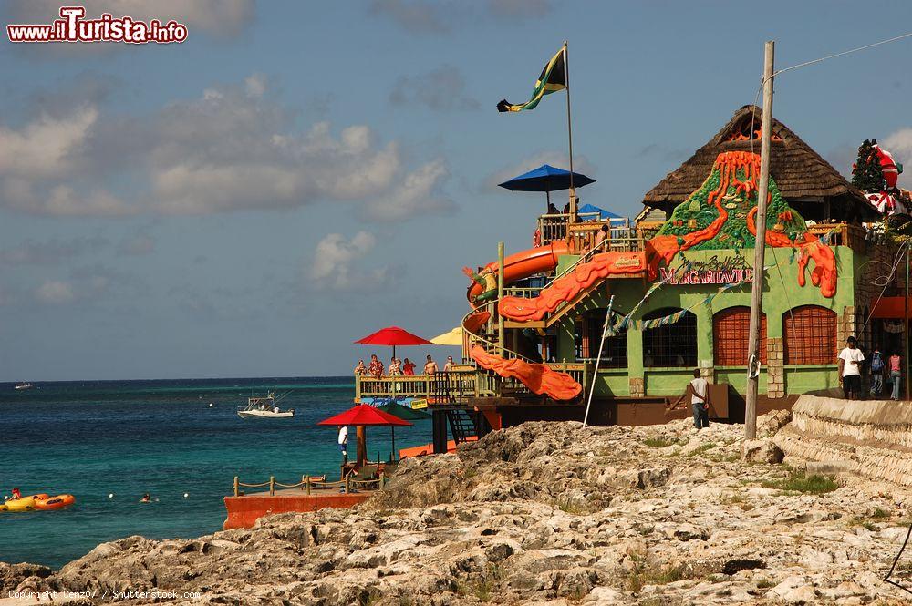 Immagine Margaritaville: uno dei celebri ristoranti sul lungomare di Montego Bay, Giamaica. La cucina locale è un mix fra quella africana, spagnola e inglese ed è caratterizzata da carne, soprattutto pollo, maiale e capra, e da pesce con crostacei e frutti di mare. Il rum, ottenuto dalla distillazione della canna da zucchero, non può mai mancare - © Cenz07 / Shutterstock.com