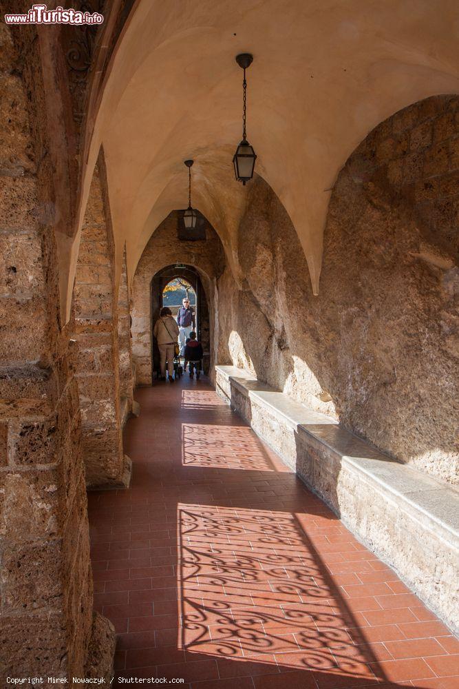 Immagine Uno dei corridoi all'interno del monastero di San Benedetto a Subiaco, provincia di Viterbo, Lazio - © Mirek Nowaczyk / Shutterstock.com