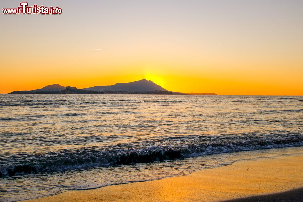 Immagine Uno dei famosi tramonti sulla spiaggia di Capo Miseno vicino a Bacoli