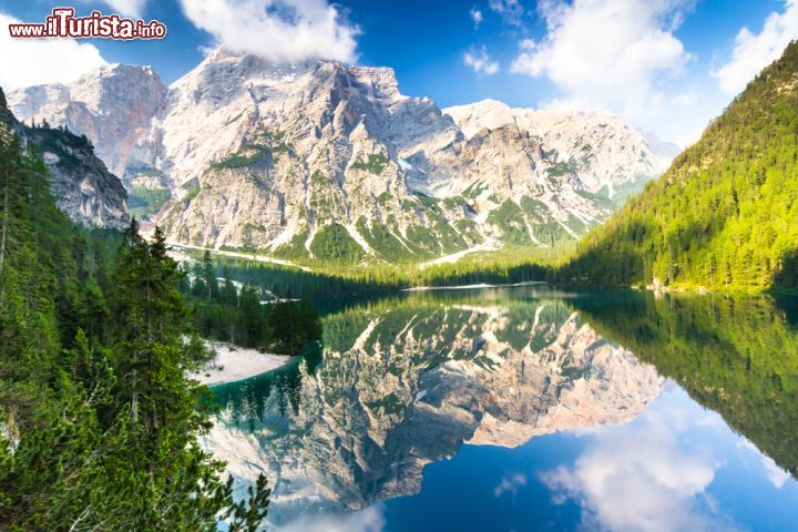Immagine Il panorama mozzafiato di uno dei gioielli dell'Alta Via delle Dolomiti, il Lago di Braies  - © Raisa Suprun / Shutterstock.com