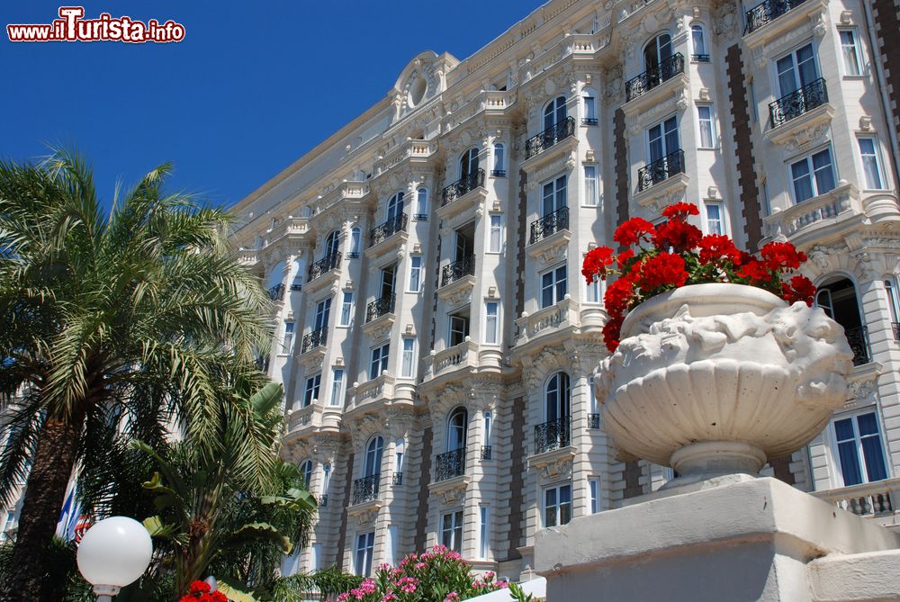Immagine Uno dei lussuosi hotel che si affacciano sulla Croisette di Cannes, Francia.