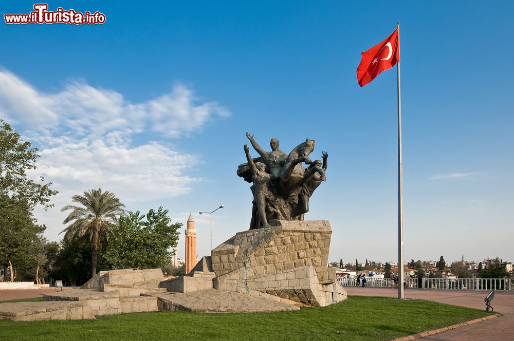 Immagine Uno dei monumenti a Ataturk, fondatore della Repubblica di Turchia, nella città di Antalya. Mustafa Kemal Ataturk è stato militare e politico turco nonché fondatore e primo presidente della Turchia.