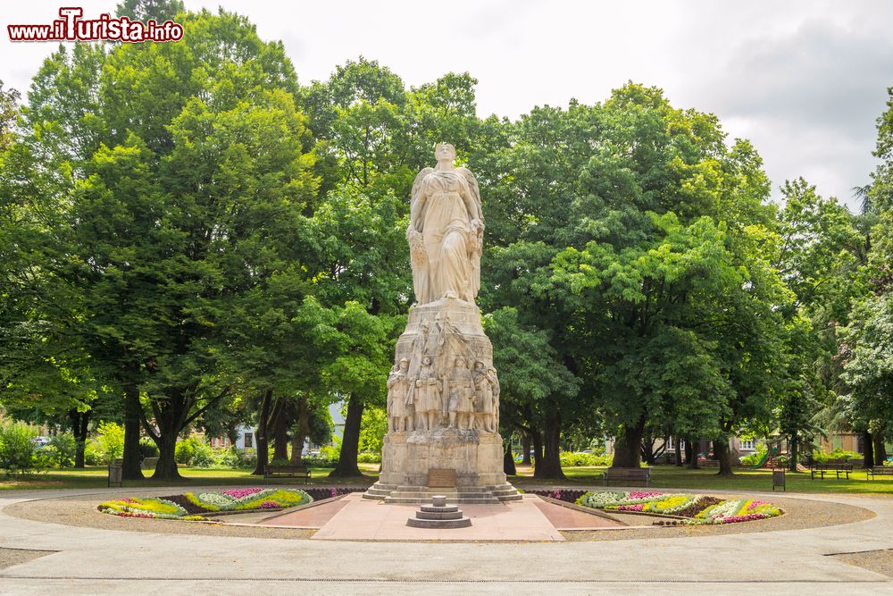 Immagine Uno dei monumenti di Belfort, Francia: siamo in un parco verde della città.
