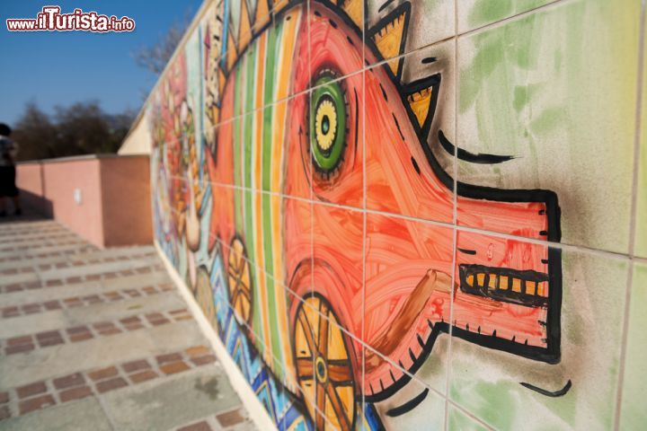 Immagine Uno dei mosaici colorati del Lungomare degli Artisti a Albissola Marina, Savona, Liguria - © gab90 / Shutterstock.com