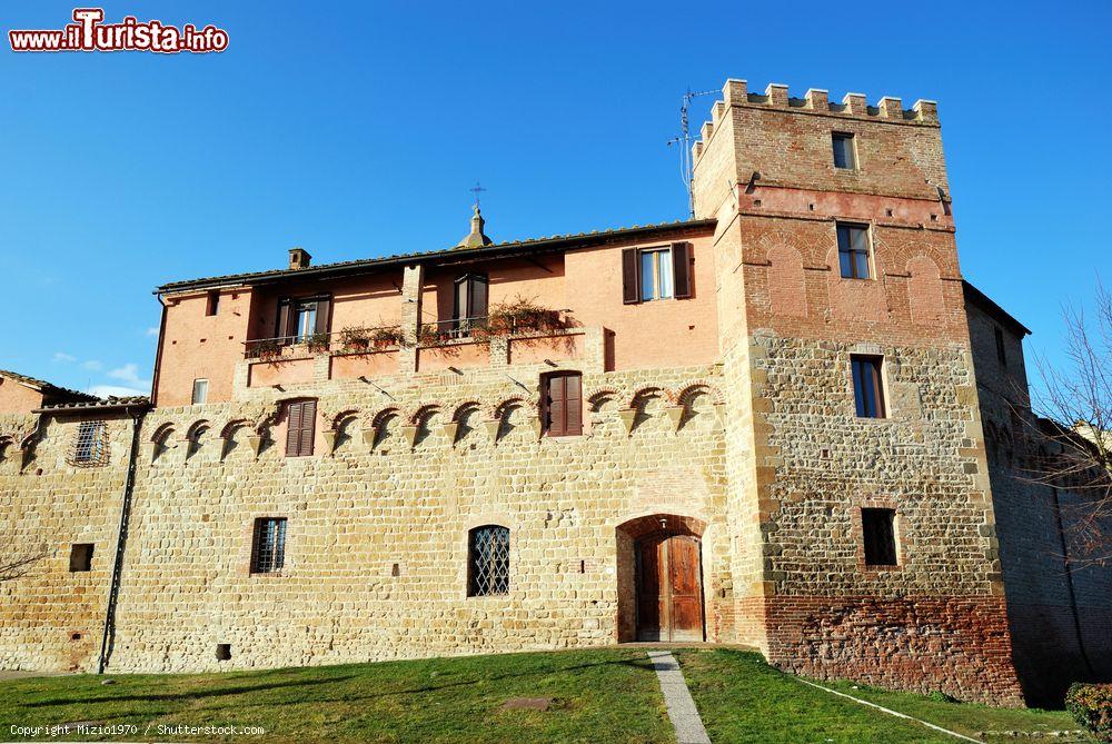Immagine Uno dei palazzi medievali nel centro storico di Buonconvento, Toscana - © Mizio1970 / Shutterstock.com