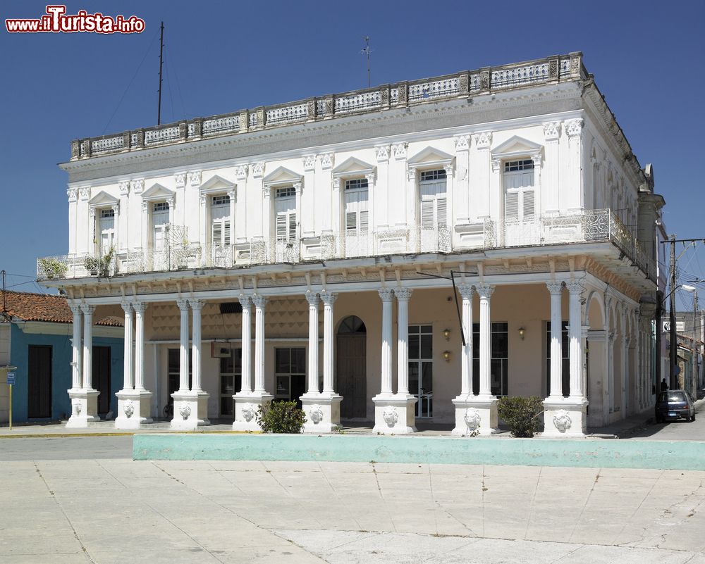 Immagine Uno dei palazzi storici del Parque Serafin Sanchez a Sancti Spiritus, Cuba.